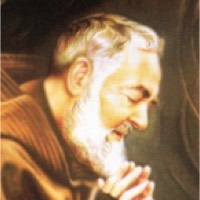 Profilo di Padre Pio con saio e mani giunte in preghiera.