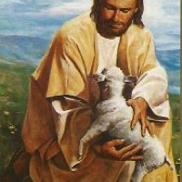 Il Buon Pastore accucciato in in grambo una pecorella.