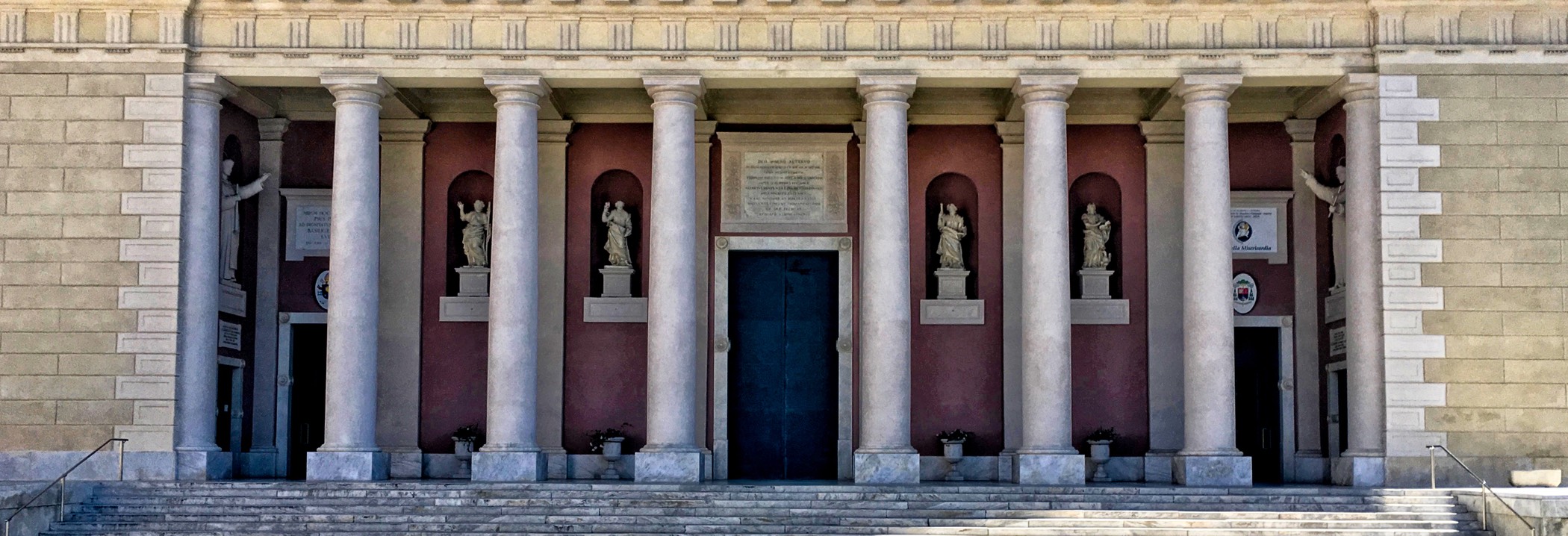 Entrata della Basilica di San Maurizio (Duomo di San Maurizio) a Imperia Porto Maurizio porta centrale