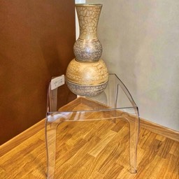 Urna cineraria di design composta da un vaso utilizzabile per l'invasamento di fiori e da un sottovaso contenente le ceneri del proprio defunto.